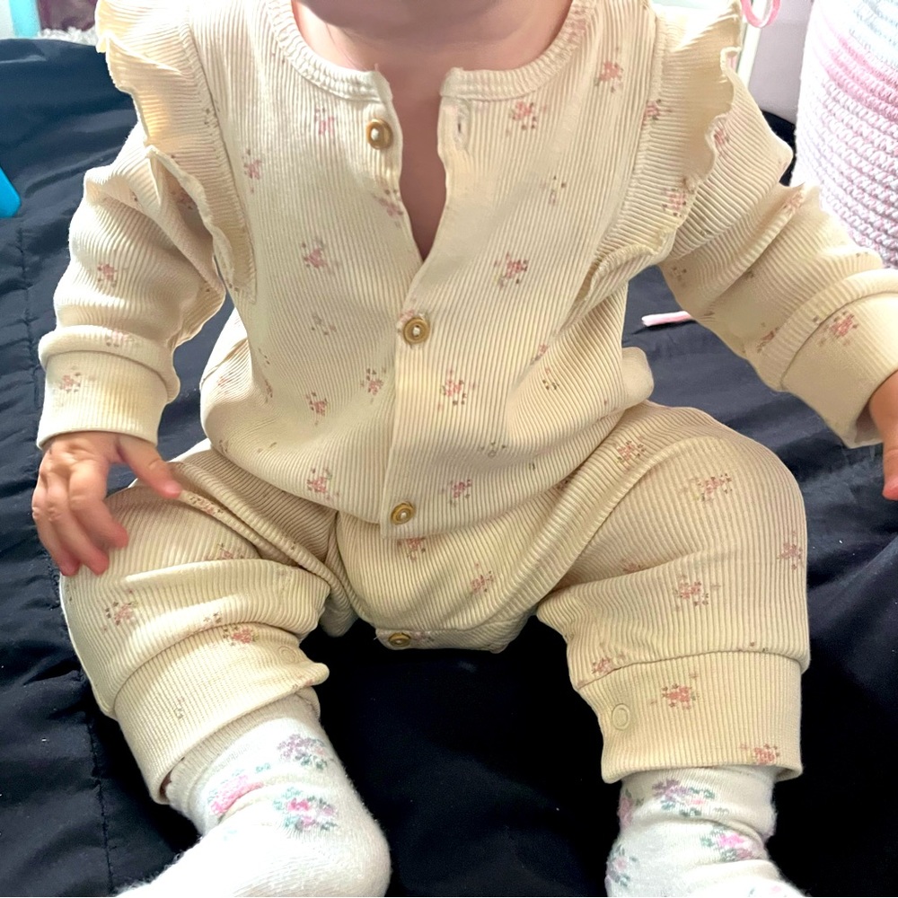 Comfortable onesie with floral minimalist design